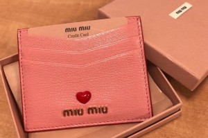 miumiu猫咪卡包，时尚品味与可爱共存（当代女性必备款式，追求个性化的首选）